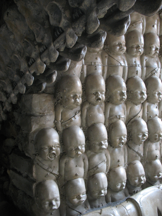 Illustration for article titled The Giger Bar, where you can sip a beer in the queen alien's womb